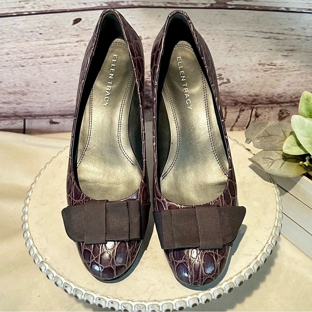 Ellen Tracy Women's Burgundy Croc Embossed Bow Wedge Pumps Size 8 EUC